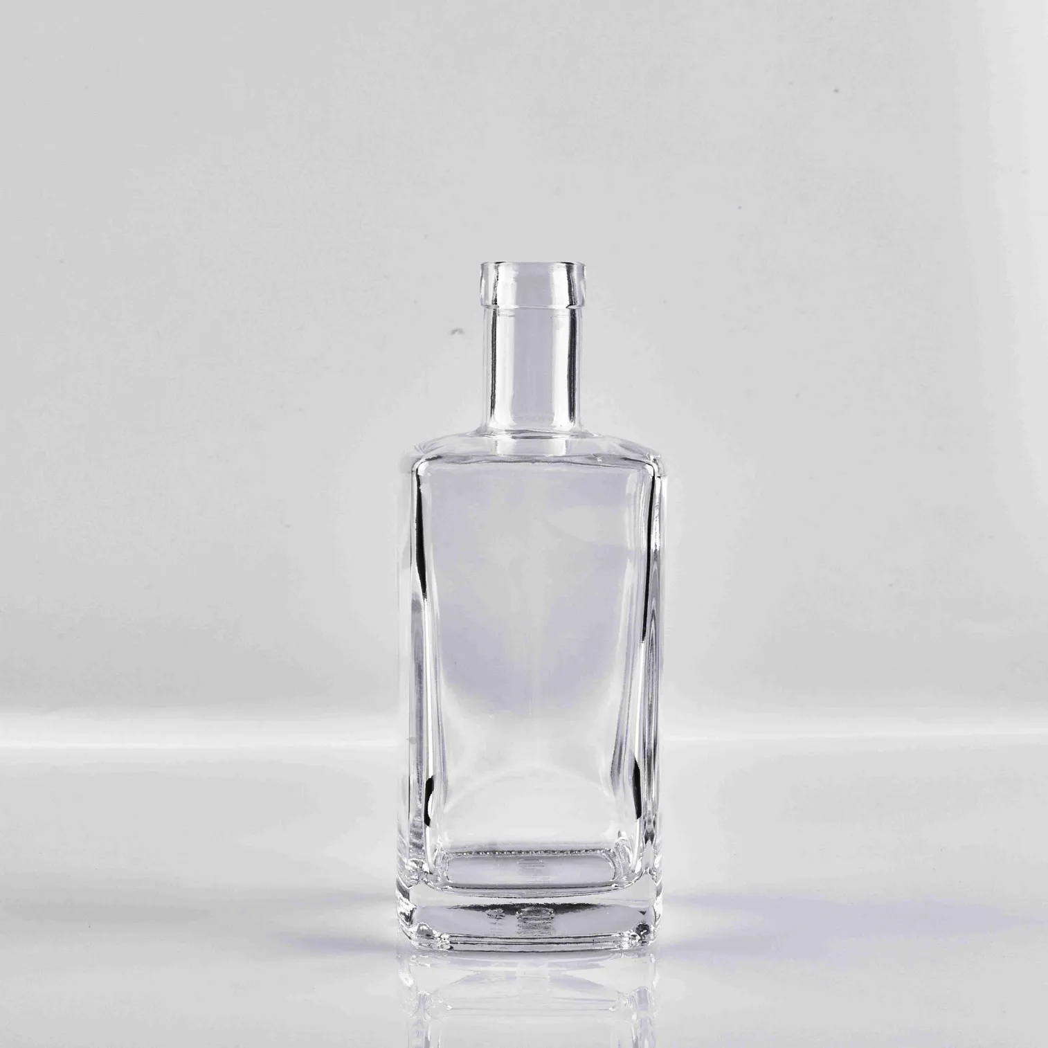 700ml square Glass Bottle - Modern Spirits Showcase