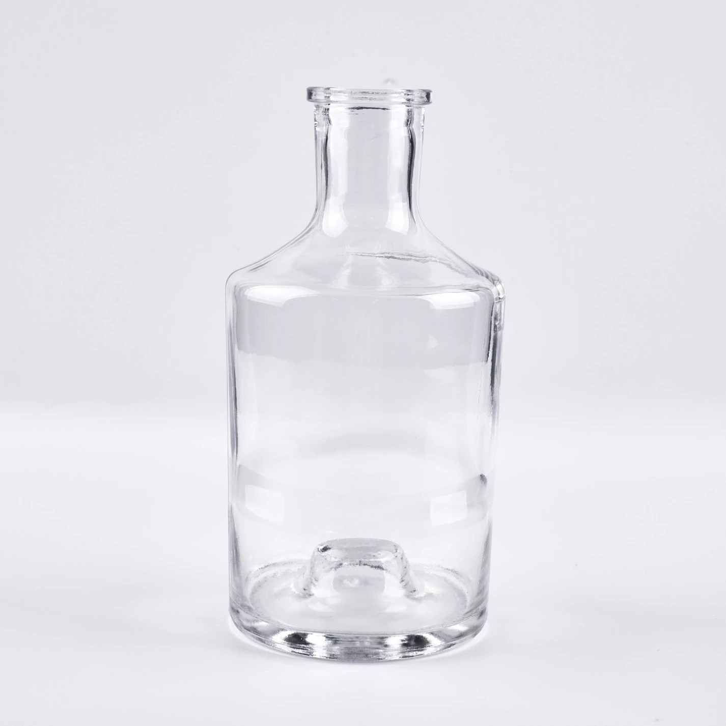 700ml European Style Glass Bottle - Trendy Spirits Design