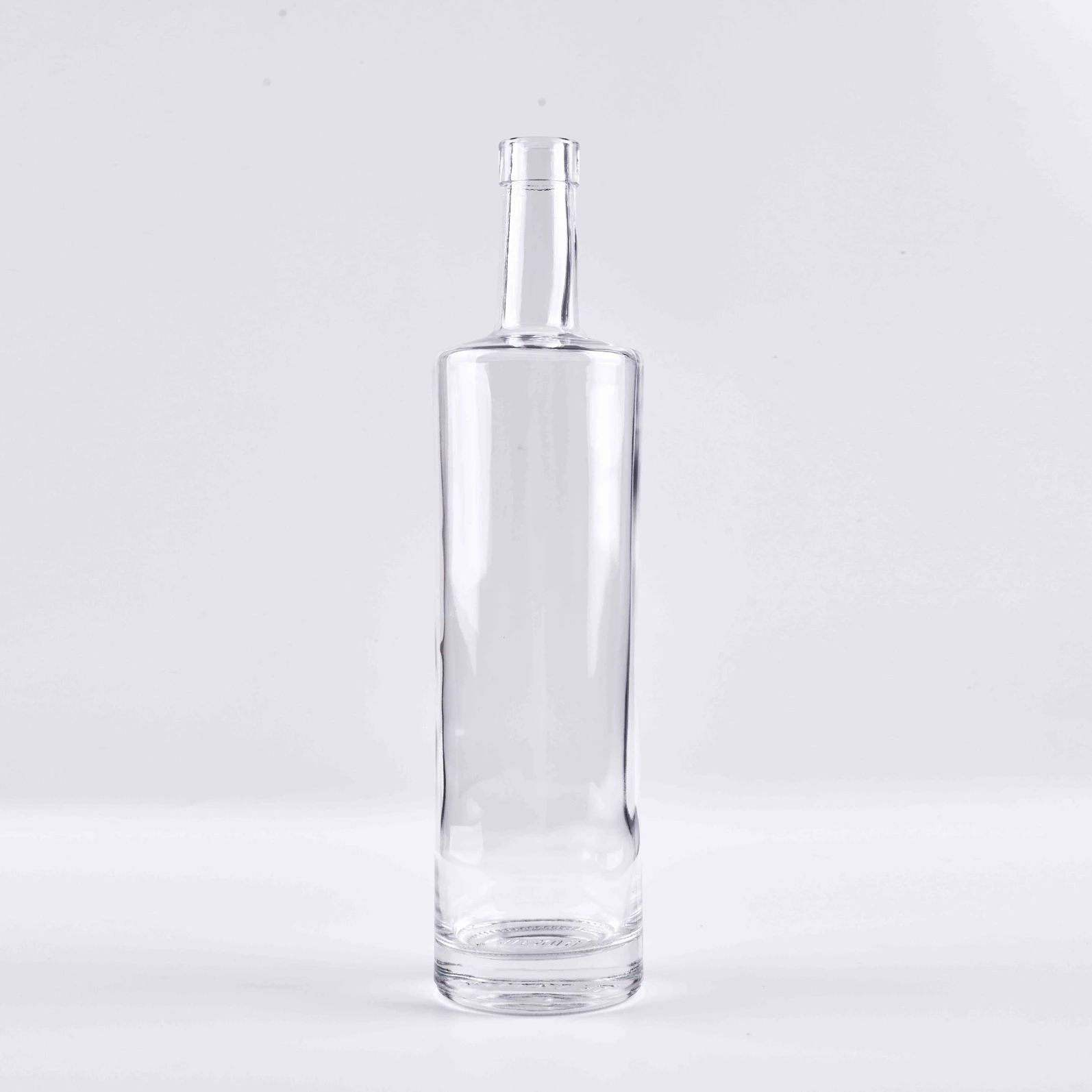 750ml Tall Round Glass Bottle with Straight Shoulder - Premium Spirits Design